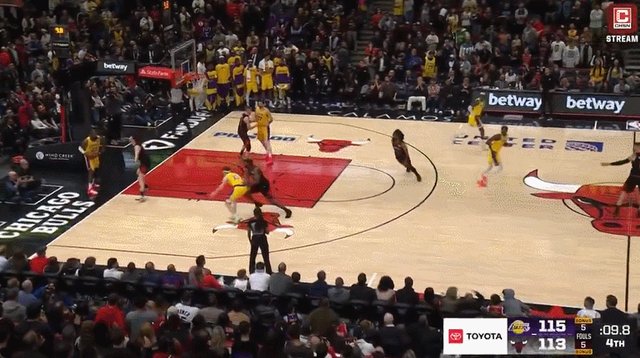 开云-连犯大错葬送比赛！湖人名宿炮轰詹姆斯：你在搞啥？