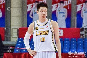 开云中国-没有准心！朱俊龙半场6投全丢&amp;靠罚球拿到2分 另有4前场板2助