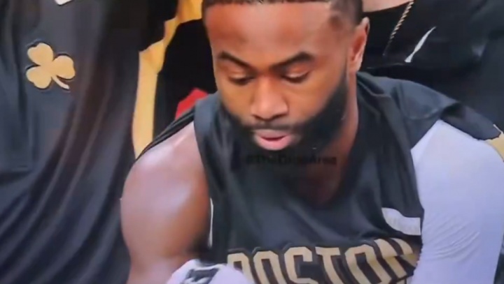 笑死人！为了不让发际线粉害人 杰伦·布朗擦完头都要仔细看一眼